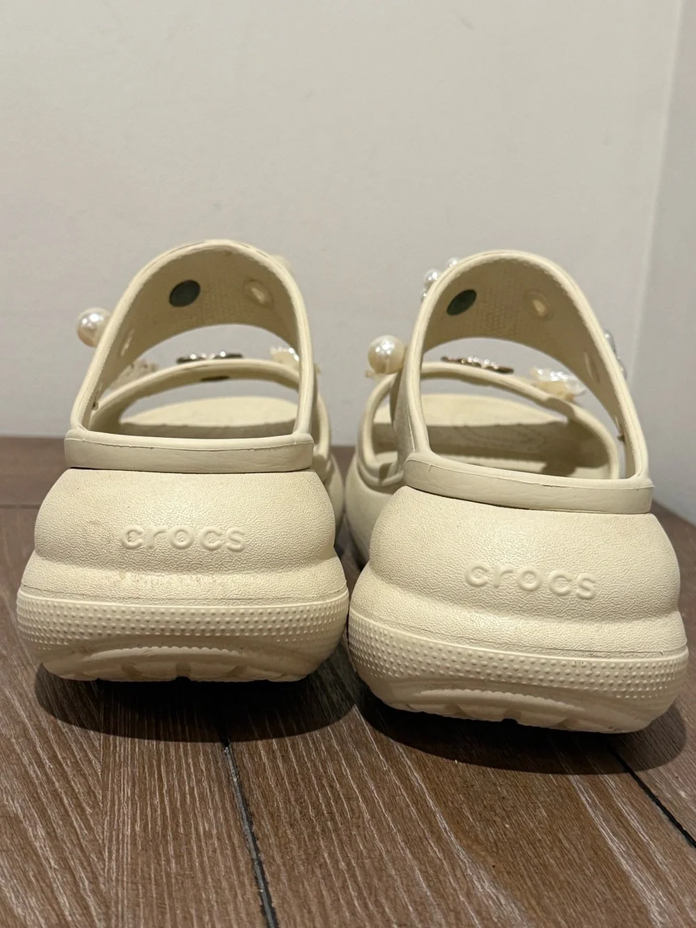 Crocs Mega Crush Platform Sandal Cream Women's Sz 8 flower pearls Jibbits bridal